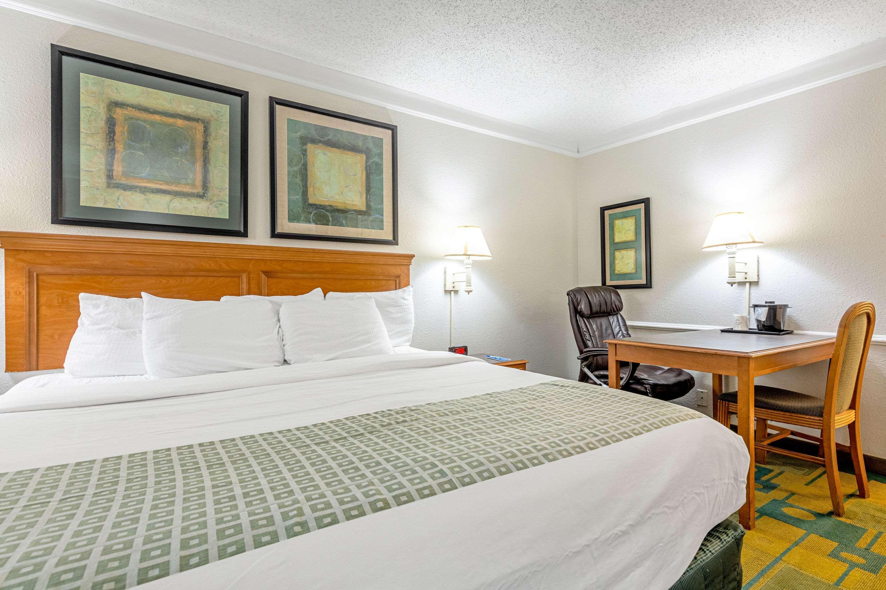 Rodeway Inn Huntsville Bagian luar foto