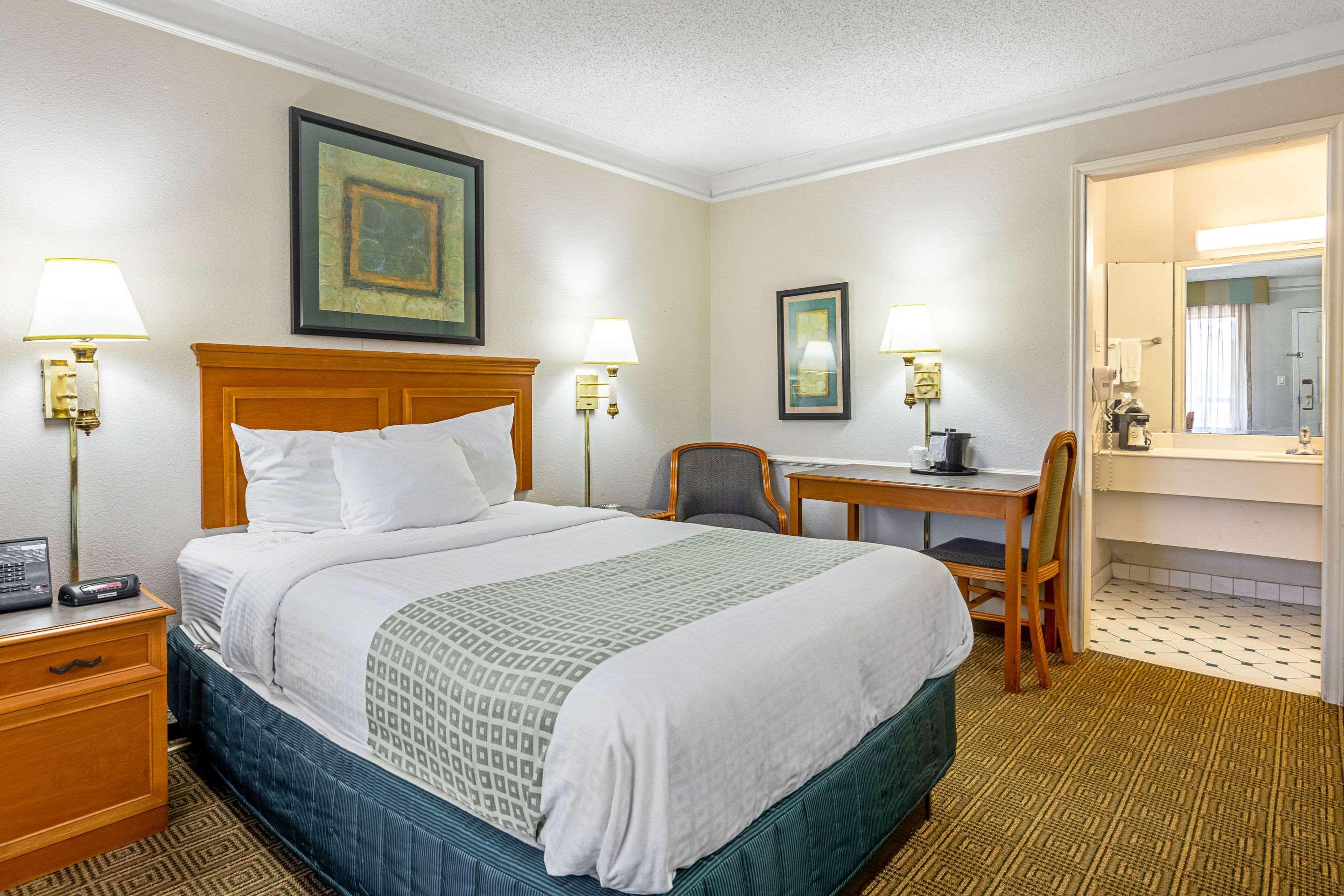 Rodeway Inn Huntsville Bagian luar foto